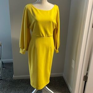 Chic yelloww dress with cut outs in the sleeves.